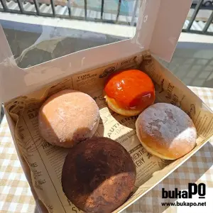 BOMBOLONI HAMPERS Arums Bake Story