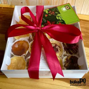 16 PCS CUPCAKE SIZE HAMPERS Fat Bites