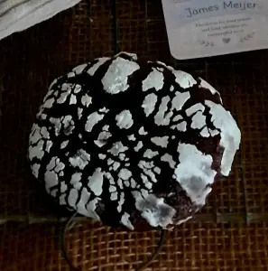 JUMBO CHOCOLATE CRINKLE COOKIES Oemahlegitdps