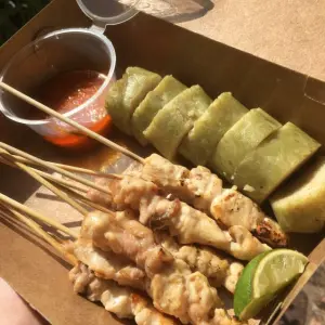 Sate Taichan Lontong